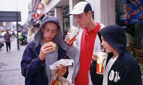 File:Adolescents-eating-junk-f-008.jpg